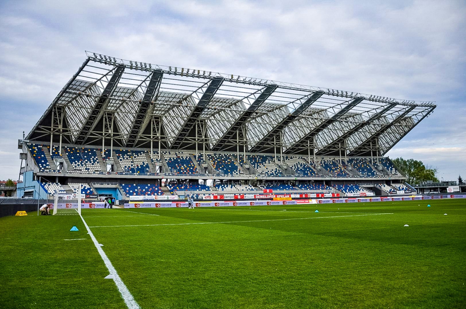 http://arka.gdynia.pl/images/galeria_zdjecie/big/Stadion_Stal_c15aed6cb9fe5692a034c4deecb8ae9b.jpg
