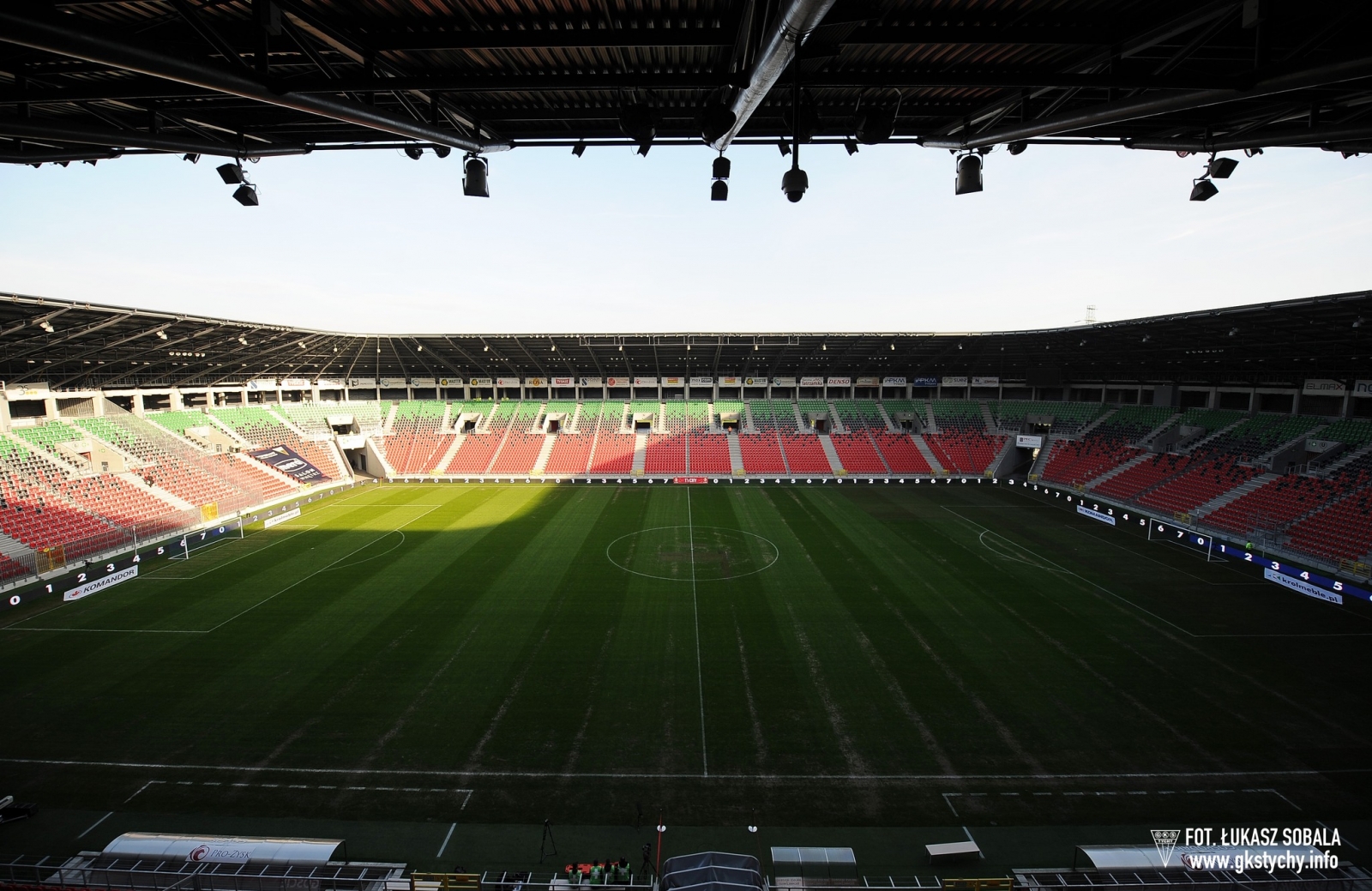 https://arka.gdynia.pl/images/galeria_zdjecie/big/Tychy_stadion_b17b15f76fc6aab27e546c41c4953a15.jpg