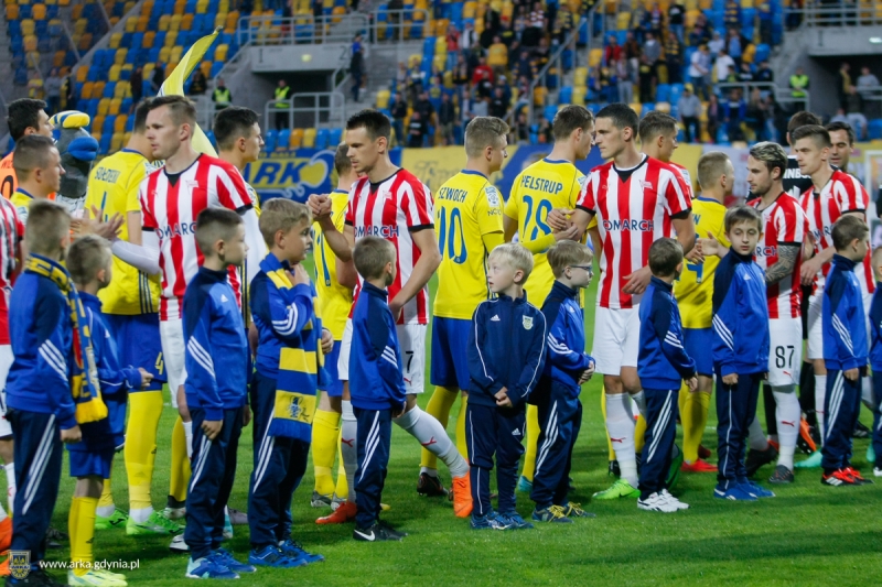 http://arka.gdynia.pl/images/galeria_zdjecie/big/arka-cracovia_06_f4440639e8bbfaff935c8e5fc634ab43.jpg