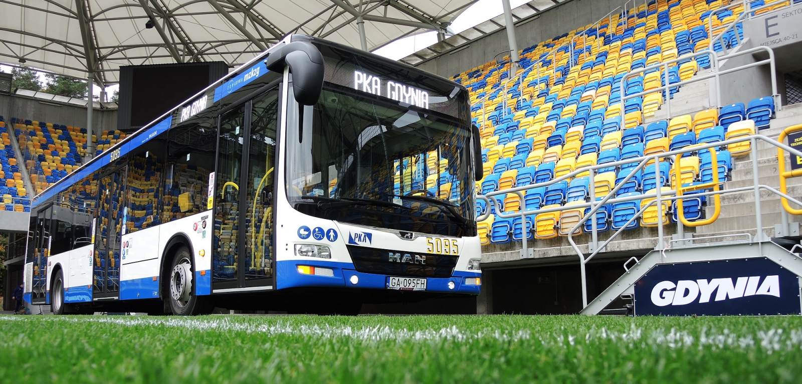 http://arka.gdynia.pl/images/galeria_zdjecie/big/autobus_aac32a49f10266d0bf48a07f5a40025b.jpg