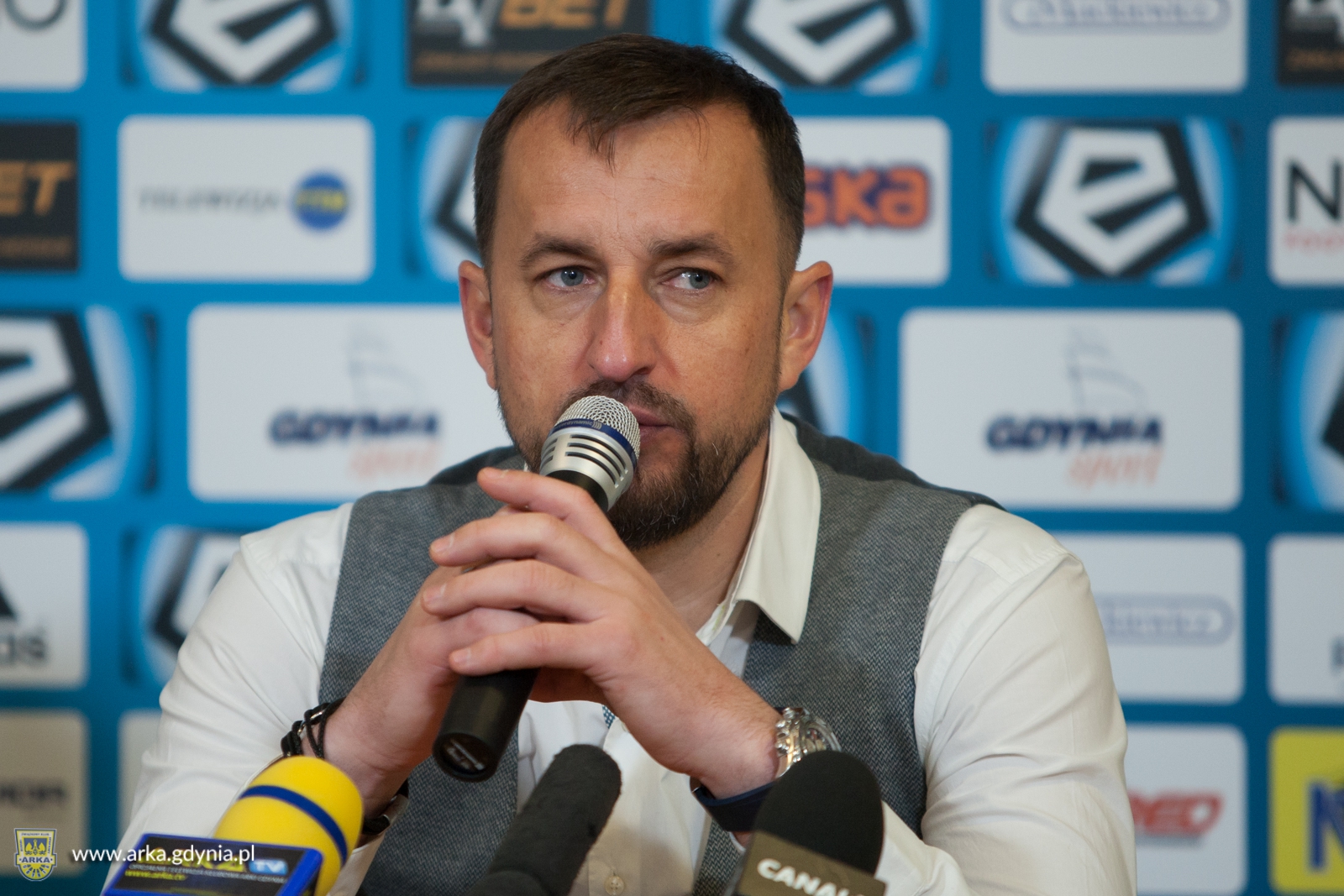 http://arka.gdynia.pl/images/galeria_zdjecie/big/konfa_wisla_02_b090ecec61223437a6c660315794addb.jpg