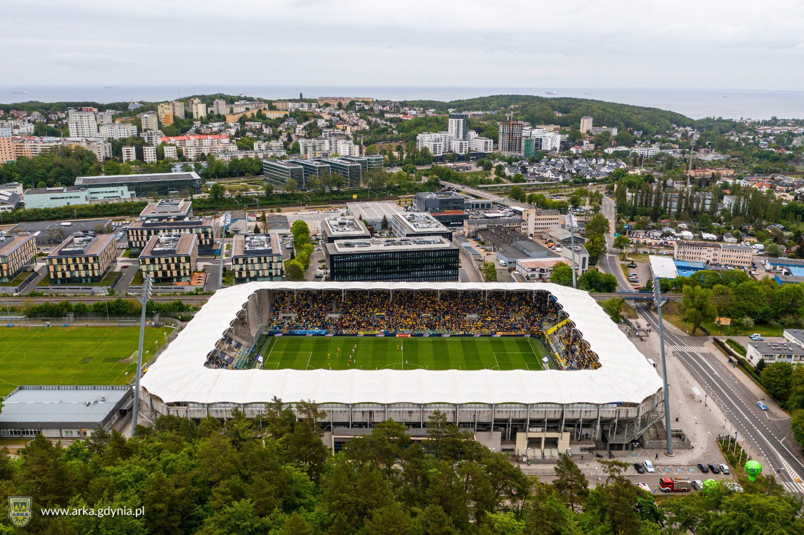 https://arka.gdynia.pl/images/galeria_zdjecie/big/stadium_2_b4d8588d6f5b6c213c003996c17019d6.jpg